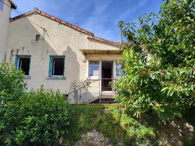 Huis te koop in MONTMORILLON 86500 Vienne Poitou-Charentes France: Deze stadswoning is gelegen vlakbij het stadscentrum van Montmorillon, in de Vienne, dichtbij alle voorzieningen.<br />
<br />
Het beschikt over 2 slaapkamers, keuken, woonkamer, badkamer en een grote kelder on...