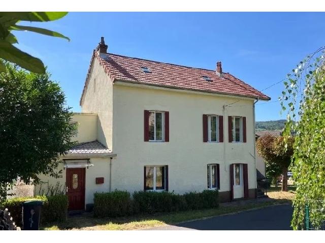 Huis te koop in CHÂTEAUNEUF-LES-BAINS 63390 Puy-de-Dôme Auvergne France: Dorpshuis in kuuroord Châteauneuf-les-Bains – direct bewoonbaar! <br />
Aan de rand van het pittoreske kuuroord Châteauneuf-les-Bains (Auvergne, Puy-de-Dôme) staat dit karaktervolle dorpshuis te koop....