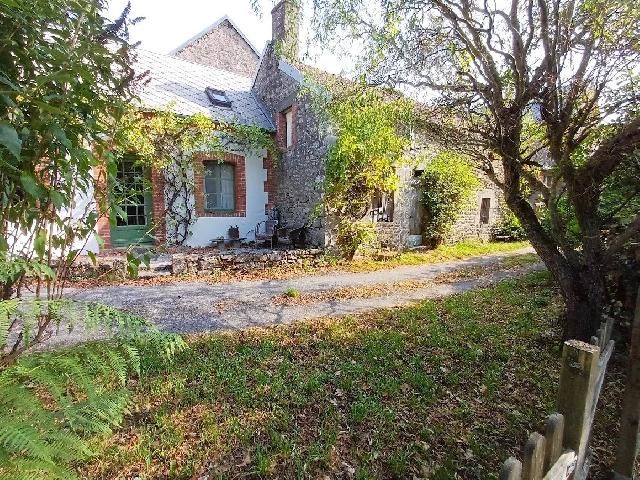 Huis te koop in MAINSAT 23700 Creuse Limousin France: In de Creuse, regio Limousin, in de buurt van Auzances, een woonhuis met een bijgebouw en ongeveer 2200m² grond.<br />
Het huis ligt in een gehucht dat bestaat uit een aantal andere huizen waarvan het mer...