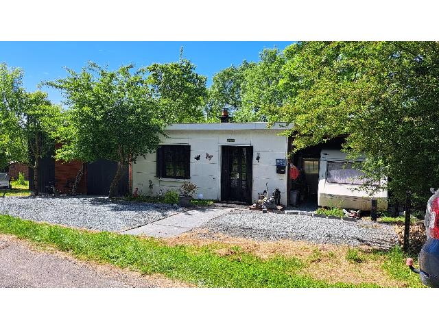 Huis te koop in MERS-SUR-INDRE 36230 Indre Centre France: Vrijgelegen Tiny house met overkapping in prachtige, rustige omgeving aan doodlopende weg, nabij riviertje bij Mers-sur-Indre. Uitbreiding is mogelijk.<br />
<br />
Klein huis op 3453 m2 grond. <br />
De indeling is...