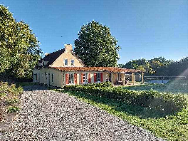 Ferienhaus/Pension zu verkaufen in SAINT-SULPICE-LES-FEUILLES 87160 Haute-Vienne Frankreich. Dieses wunderschöne Haus, das nach ökologischen Prinzipien gebaut wurde und sich in sehr gutem Zustand befindet, steht im Norden der Haute Vienne 87, in der Nähe von Saint Sulpice les Feuilles. Es ...