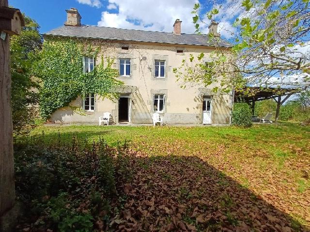 Huis te koop in CHÉNÉRAILLES 23130 Creuse Limousin France: In de Creuse, regio Limousin , in de buurt van Chenerailles, een ruime woning met veel authentieke details met een ruime schuur. Een tweede schuur met daarin een vriendenhuisje en ongeveer 2660m² gro...