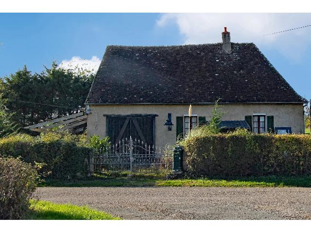 Huis te koop in LA NOCLE-MAULAIX 58250 Nièvre Bourgogne France: Lief huis in het Zuid-Westen van de Morvan, Bourgogne, aan de rand van een dorp, bijna 100 m² grondoppervlak + zolder. Woon/eet/zitkeuken, slaapkamer, sanitair in wording, dakbedekking te vernieuwen....