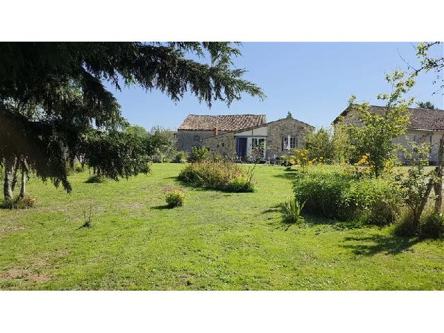 Maison &agrave; vendre &agrave;&nbsp;SAINT-MARTIAL-SUR-ISOP 87330 Haute-Vienne Limousin France: Maison de plain-pied avec grange, jardin attenant et puits se situe dans le village de Saint-Martial-sur-Isop, commune de Val d’Issoire – 87.<br />
<br />
Je suis toujours impressionné par l’ingéniosit�...