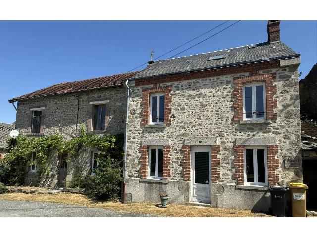 Huis te koop in SAINT-PRIEST-LA-PLAINE 23240 Creuse Limousin France: 2 prachtige huizen, waarvan één compleet en de andere nog af te werken is; beide met tuin in Saint-Priest-la-Plaine in de Creuse.<br />
<br />
De eigenaren woonden oorspronkelijk in één van deze huizen tijd...