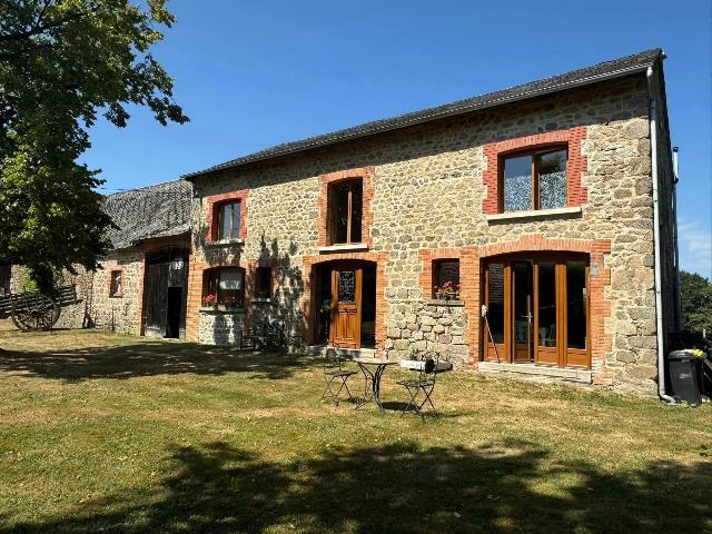 Huis te koop in SAINT-PRIEST-LA-PLAINE 23240 Creuse Limousin France: Uitzonderlijk hoogwaardige omgebouwde schuur met ingebouwd zwembad en een prachtig uitzicht in de gemeente Saint-Priest-la-Plaine in de Creuse, afdeling 23.<br />
<br />
De eigenaren woonden in een huis ernaast...