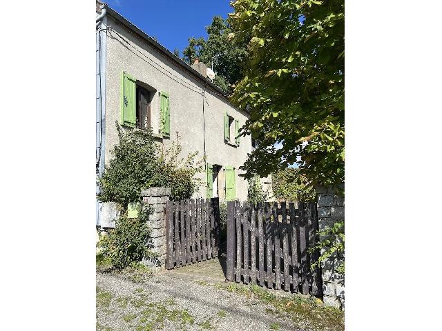 Huis te koop in AUZANCES 23700 Creuse Limousin France: In de Creuse, regio Limousin, niet ver van Auzances, een sfeervolle woning met bijgebouw en ongeveer 1880 m² grond.<br />
<br />
Het huis heeft op de begane grond een woonkamer van ongeveer 30m² met schouw en...