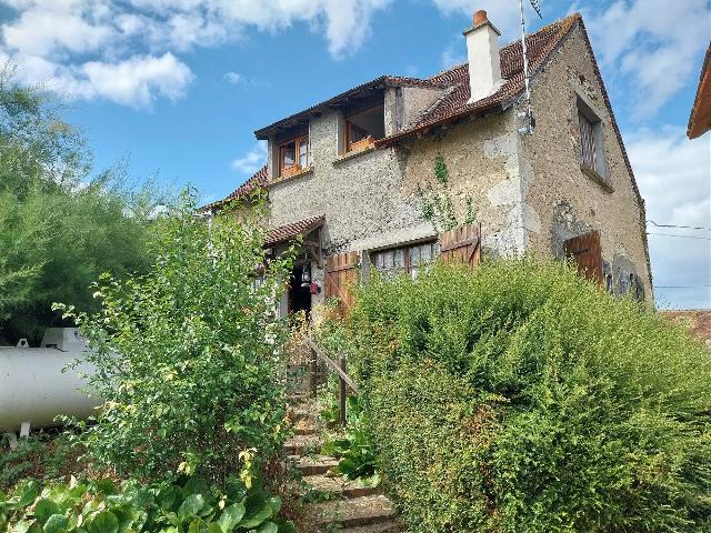 Huis te koop in LE BLANC 36300 Indre Centre France: Dit huis, dat een kleine opknapbeurt nodig heeft, is in een rustig gehucht in de buurt van Le Blanc, in het departement Indre 36. Het ligt op een verhoging, met een trap die vanuit de kleine tuin naar...
