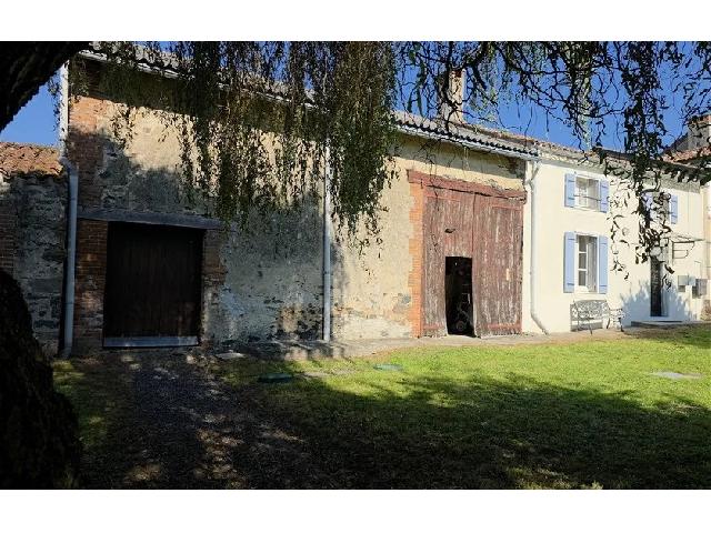 Huis te koop in&nbsp;ST BARBANT 87330 Haute-Vienne Limousin Frankrijk: Huis met 2 slaapkamers, schuur  broodoven 2228 m². Dit instapklare huis met schuur, bijgebouwen en broodoven, is in een klein gehucht buiten St Barbant, in departement 87 op de grens van Vienne en Ha...