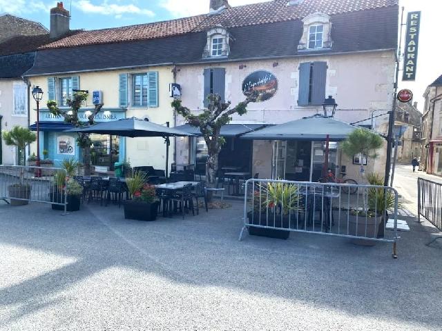 Commercieel object te koop in SAINT-SAVIN 86310 Vienne Poitou-Charentes France: Bedrijfsfonds van een restaurant-pizzeria in Saint Savin, departement Vienne 86. Het restaurant biedt plaats aan ongeveer dertig klanten in een aangename zaal met airconditioning. De activiteit bestaa...