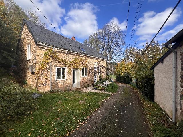 Huis te koop in CHIDDES 58170 Nièvre Bourgogne France: Een knus natuurstenen huis aan de westrand van de Morvan.<br />
Aan een doodlopend weggetje, op bijna 1000 m² terrein, met een leuk uitzicht, en doodrustig midden in de natuur !<br />
<br />
Goed gerenoverd met ori...
