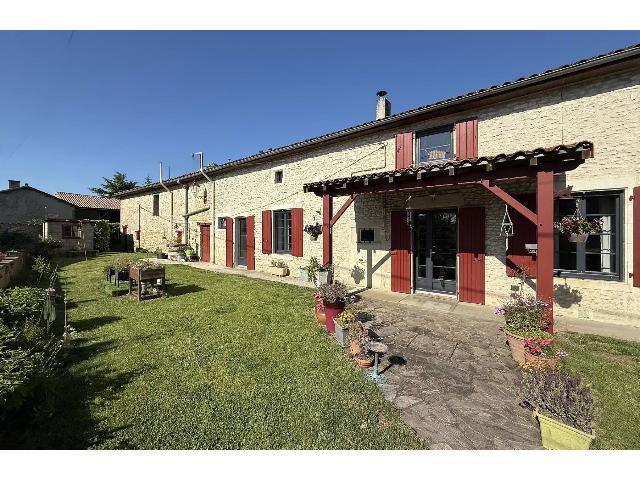Huis te koop in LA FAYE 16700 Charente Poitou-Charentes France: Ruime dorpswoning met 4 slaapkamers, een kantoor en een schuur nabij Ruffec, Charente, met alle voorzieningen op een perceel van 1605 m².<br />
Deze gerenoveerde woning, type longère, omvat op de begane ...