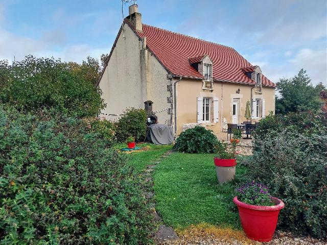 Huis te koop in SAINT-HILAIRE-SUR-BENAIZE 36370 Indre Centre France: Dit huis in zeer goede staat is gelegen in de buurt van Le Blanc, departement Indre 36. Het is rustig gelegen aan het einde van een doodlopende weg, in het Regionaal Park van Brenne. Het heeft een keu...