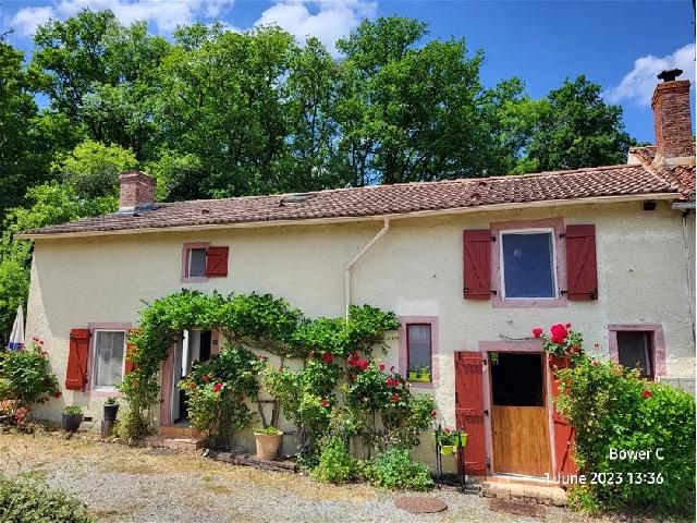 Huis te koop in VAL-D'OIRE-ET-GARTEMPE 87320 Haute-Vienne Limousin France: Mooi huisje, gelegen op ongeveer 7 km van Bussière-Poitevine in de Haute Vienne, departement 87, Nouvelle Aquitaine.<br />
Het huisje ligt aan een weggetje waar ik al een tijdje niet meer ben geweest, en ...