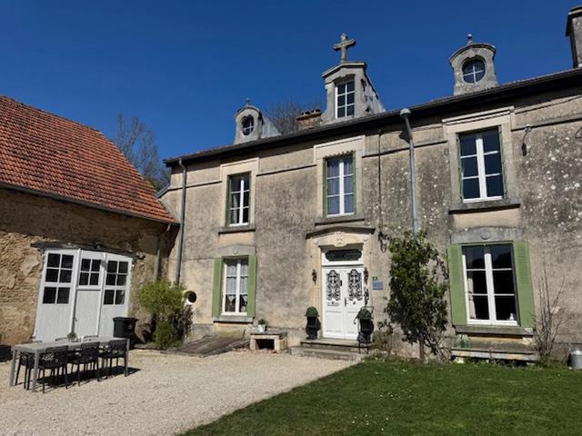 Gites-Chambres-d-hotes te koop in GRAFFIGNY-CHEMIN 52150 Haute-Marne Champagne-Ardenne Frankrijk: Droomt u van een karaktervolle Franse woning met authentieke charme én een instapklare chambres d’hôtes? Dan is deze voormalige pastorie in de Haute-Marne een unieke kans. Gelegen in een rustig do...