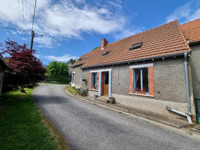Huis te koop in JOUAC 87890 Haute-Vienne Limousin France: 200 jaar oud, perfect gerenoveerd huis met 3 slaapkamers aan de rand van het dorp Jouac 87, aan de rand van een rustige doodlopende straat, met een tuin direct ervoor, parkeergelegenheid aan de zijkan...