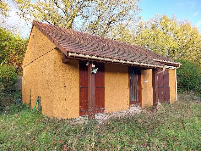 Huis te koop in&nbsp;MÉRIGNY 36220 Indre Centre France: Dit in te richten houten chalet is gelegen in de buurt van Le Blanc, departement Indre 36. Het chalet is ongeveer 50 m2 groot, elektriciteit en water zijn aanwezig op ht terrein en er is een septic ta...
