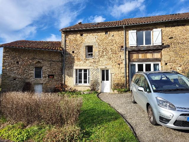 Gites-Chambres-d-hotes te koop in&nbsp;LE BUIS 87140 Haute-Vienne Limousin Frankrijk: Gerenoveerd stenen huis met 5/7 slaapkamers, gelegen in een gewild dorp in de Haute Vienne, op 7 km van St Pardoux, een bekende toeristische trekpleister in de omgeving.<br />
<br />
Het dorp lijkt rustig, maar...