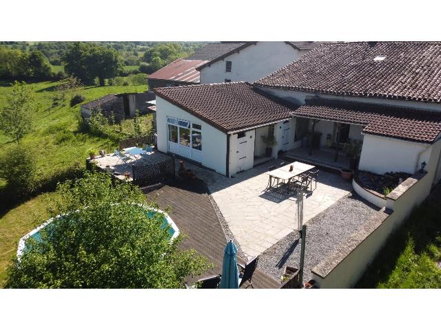 Huis te koop in&nbsp;BUSSIèRE-POITEVINE 87320 Haute-Vienne Limousin France: Huis met prachtig uitzicht op het platteland aan de rand van het dorp Bussiere Poitevine in de Haute Vienne 87. <br />
Het huis heeft 4 slaapkamers en ligt in een klein gehucht, net buiten dit zeer populai...