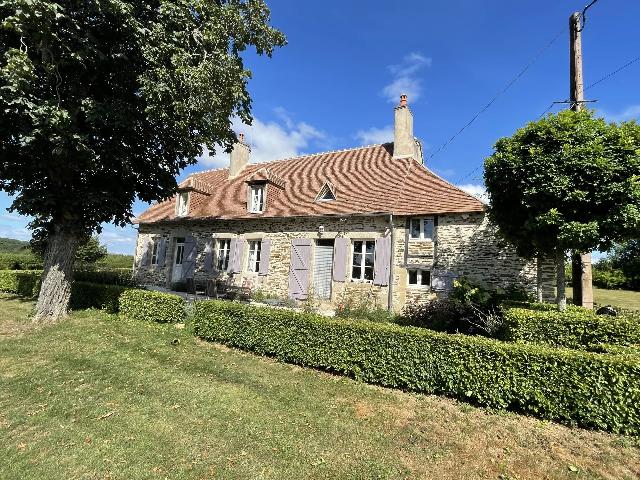 Huis te koop in&nbsp;BOUSSAC-BOURG 23600 Creuse Limousin France: Landelijk en stijlvol wonen met gîte. Op een rustige en groene locatie in de Creuse, nabij Boussac, ligt deze volledig gerenoveerde fermette met gîte, grote schuur op ruim 18.000 m² grond. Een eige...