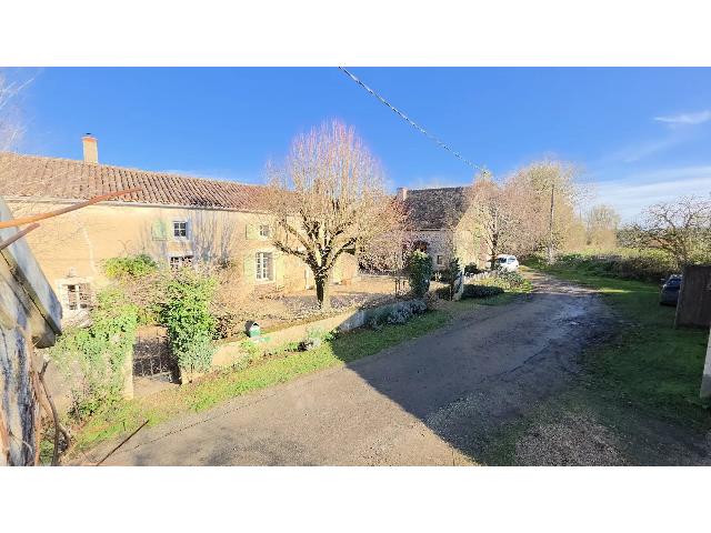 Huis te koop in&nbsp;ANTIGNY 86310 Vienne Poitou-Charentes France: Zeer exquise landhuis met apart gastenverblijf, groot zwembad, fitnessruimte, kantoren en schuren nabij St Savin - 86.<br />
Het pand is gelegen in een prachtig park aan het einde van een landweggetje, wat...