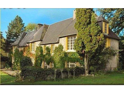 Huis te koop in&nbsp;SAINT-MAURICE-PRÈS-PIONSAT 63330 Puy-de-Dôme Auvergne Frankrijk: Karaktervol landhuis. Bijzonder karaktervol huis met kasteelachtige uitstraling, veel ruimte en privacy.<br />
<br />
In een klein en rustig gehucht, behorend bij het dorp Saint-Maurice-près-Pionsat, ligt dit ...