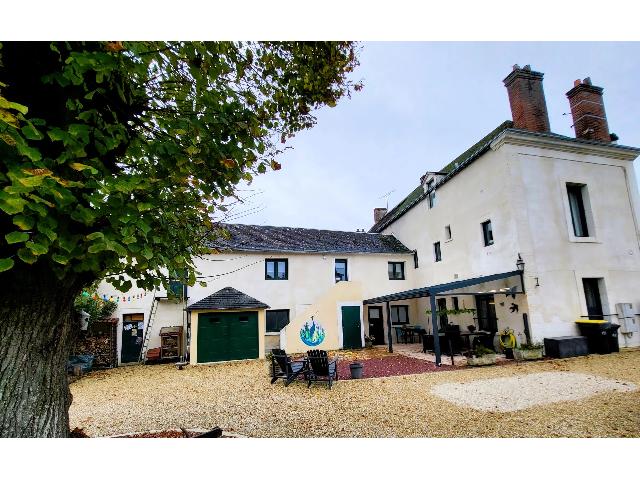 Gîtes/Chambres d'hôtes te koop in&nbsp;TOURNON-SAINT-MARTIN 36220 Indre Centre France: Deze ruime en smaakvol gerenoveerde woning is gelegen in een klein stadje Tournon-Saint-Martin (36 Indre) met verschillende voorzieningen maar ook nabij natuurpark La Brenne. <br />
Het herenhuis beschikt ...