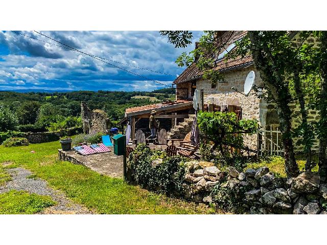 Huis te koop in&nbsp;SAINT-SILVAIN-SOUS-TOULX 23140 Creuse Limousin France: Karaktervolle woning met panoramisch uitzicht en absolute rust. Op een hoogte van circa 500 meter, gelegen op een zuidhelling met een adembenemend weids uitzicht over het glooiende Franse landschap, b...
