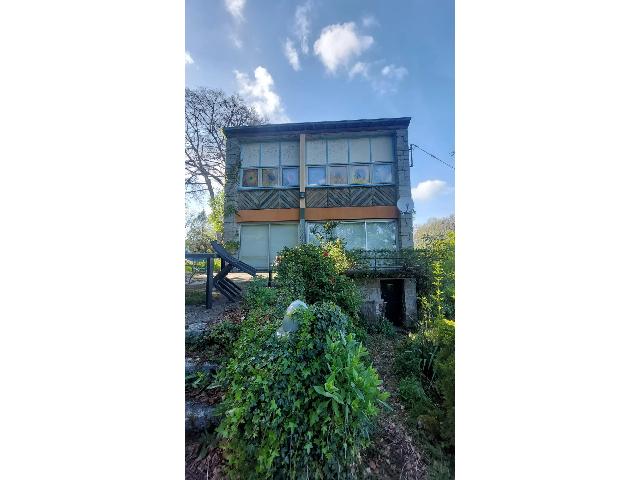 Huis te koop in&nbsp;SAINT-YRIEIX-LES-BOIS 23150 Creuse Limousin France: In de Creuse, regio Limousin, niet ver van Ahun: een door een architect ontworpen modern huis uit de jaren zestig, gelegen op ongeveer 4.821 m² grond.<br />
<br />
Een woonhuis bestaande uit: op de begane gron...