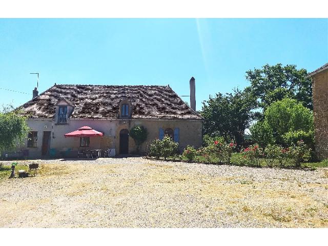 Huis te koop in&nbsp;PRISSAC 36370 Indre Centre France: Deze prachtige oude boerderij bestaande uit 5 gebouwen (een landgoed uit de 18e-19e eeuw) is gelegen in het zuiden van de Brenne, vlakbij Prissac, departement Indre 36. Rondom de grote binnenplaats li...