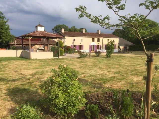 Huis te koop in&nbsp;LUCHAPT 86430 Vienne Poitou-Charentes France: Mooi landhuis met schuur in een gehucht in de gemeente Luchapt in de Vienne, Nouvelle Aquitaine. Het zou me niet verbazen als dit huis ergens in een designtijdschrift zou staan, want de eigenaren hebb...