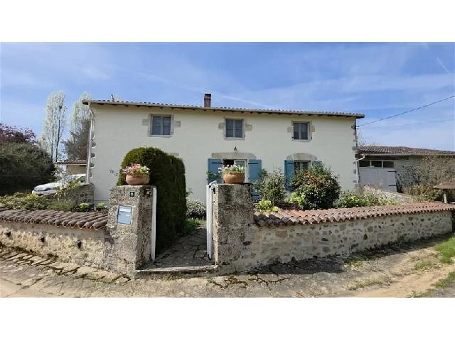 Gites-Chambres-d-hotes te koop in&nbsp;NOUIC 87330 Haute-Vienne Limousin Frankrijk: Huis met 5 slaapkamers. Aan de rand van het dorp Nouic, aan een rustig weggetje, een klein eindje voorbij de boerderij, vindt u een klein gehucht met een prachtig onderhouden tuin en een uitzonderlijk...