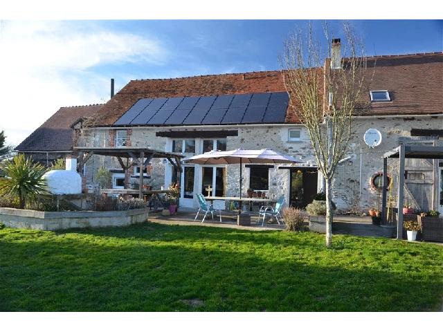 Huis te koop in&nbsp;BONNEUIL 36310 Indre Centre France: Historisch, maar eco-efficiënte woning met 5 slaapkamers (allemaal met eigen badkamer) en 1,6 hectare grond in een gehucht in de gemeente Bonneuil 36310.<br />
<br />
De woning is voorzien van een ultramodern ...