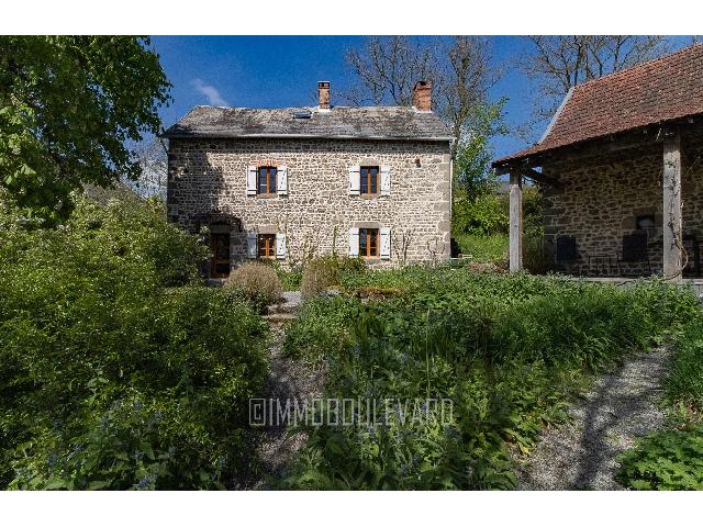 Huis te koop in&nbsp;CHARRON 23700 Creuse Limousin France: Sfeervol natuurstenen huis met schuren en 2800 m² grond – rust, ruimte en karakter in de Creuse.<br />
In het groene hart van de Creuse, nabij de grens met de Puy-de-Dôme, ligt dit charmante en karakte...