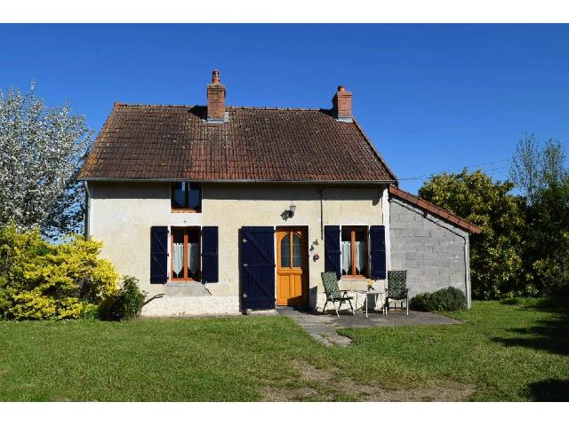 Huis te koop in&nbsp;CHARRIN 58300 Nièvre Bourgogne France: Op slechts 10 minuten van Cercy-la-Tour in het zuiden van de Nievre, in het rustige Les Arbelats, staat dit leuke dorpshuis op een volledig omheind perceel van 1221 m². Een fijne woning met mogelijkh...