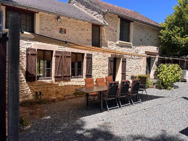 Huis te koop in&nbsp;SAINT-SILVAIN-SOUS-TOULX 23140 Creuse Limousin Frankrijk: Stelt u zich eens voor: wakker worden met uitzicht over een uitgestrekt, groen landschap. De ochtendzon die langzaam over de heuvels van de Creuse schuift terwijl u met een kop koffie in de serre zit ...