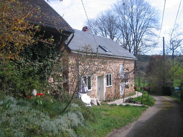 Huis te koop in&nbsp;CHIDDES 58170 Nièvre Bourgogne France: Een knus natuurstenen huis aan de westrand van de Morvan. Aan een doodlopend weggetje, op bijna 1000 m² terrein, met een leuk uitzicht, en doodrustig midden in de natuur !<br />
<br />
Goed gerenoverd met orig...