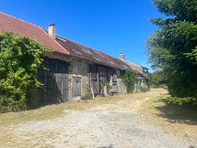 Huis te koop in&nbsp;SAINT-LéGER-MAGNAZEIX 87190 Haute-Vienne Limousin Frankrijk: Kleine boerderij met potentieel voor gîte en zwembad - Haute Vienne<br />
Kleine privéboerderij (2 ha) met potentieel voor een gîte en een ingebouwd zwembad in de buurt van Saint-Léger-Magnazeix in de ...