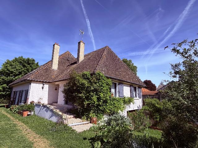Huis te koop in&nbsp;LUSSAC-LES-ÉGLISES 87360 Haute-Vienne Limousin Frankrijk: Laat je verrassen door deze ruime charmante villa, die staat in Lussac-les-Églises in de Haute-Vienne 87. Rust, ruimte en voorzieningen op loopafstand.<br />
Op de begane grond word je verwelkomd door een...
