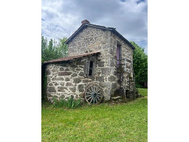 Huis te koop in&nbsp;AUZANCES 23700 Creuse Limousin France: In de Creuse, regio Limousin, niet ver van Auzances: een gerenoveerde charmante authentieke woonboerderij gelegen op ongeveer 2ha grond. In het hart van Frankrijk – rust, ruimte en karakter in de Cr...