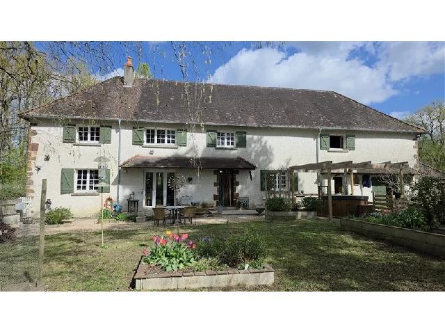 Huis te koop in&nbsp;CHAILLAC 36310 Indre Centre Frankrijk: Afgelegen landhuis met 1 hectare - Chaillac – 36<br />
Volledig afgelegen landhuis met ruim 1 hectare grond nabij Chaillac in de Indre (36).<br />
<br />
Verscholen aan het einde van een rustige landweg die overga...
