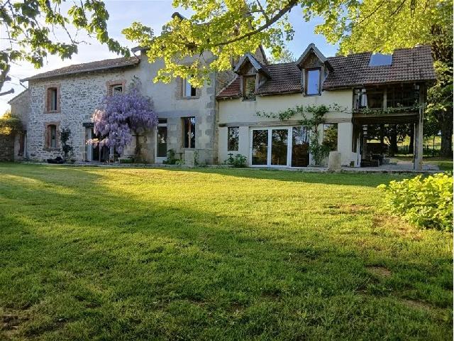 Huis te koop in&nbsp;THAURON 23250 Creuse Limousin France: Gezinswoning op het platteland met tuinen. Gelegen aan de rand van een klein dorpje, vlakbij Thauron (23), ligt deze prachtige gezinswoning met 4/5 slaapkamers in een rustige, landelijke omgeving met ...