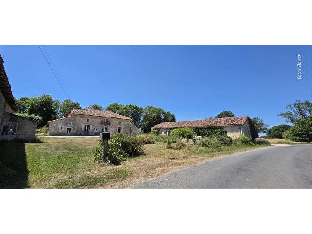 Ferienhaus/Pension&nbsp;zu verkaufen in&nbsp;ALLOUE 16490 Charente Frankreich. Am Rande des Dorfes Alloue (Departement 16) liegt ein Anwesen, das ich nur als ländliches Meisterwerk in Sachen Design und Bauweise bezeichnen kann, mit B&B, Ferienwohnungen und Pool, die derzeit all...
