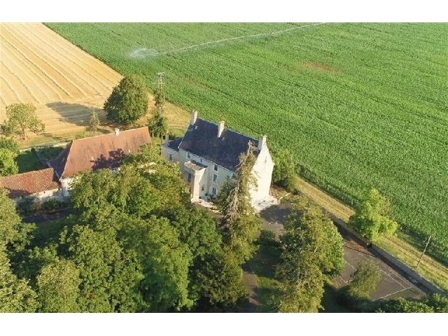 Haus zu verkaufen in&nbsp;CHEF-BOUTONNE 79110 Deux-Sèvres Poitou-Charentes Frankreich: Dieses Schloss aus dem 15. Jh. in der Nähe von Chef-Boutonne in den Deux-Sèvres, Nouvelle Aquitaine, beherbergt in seinen Mauern ein Herrenhaus und Nebengebäude aus dem 12. Jahrhundert und verfügt...