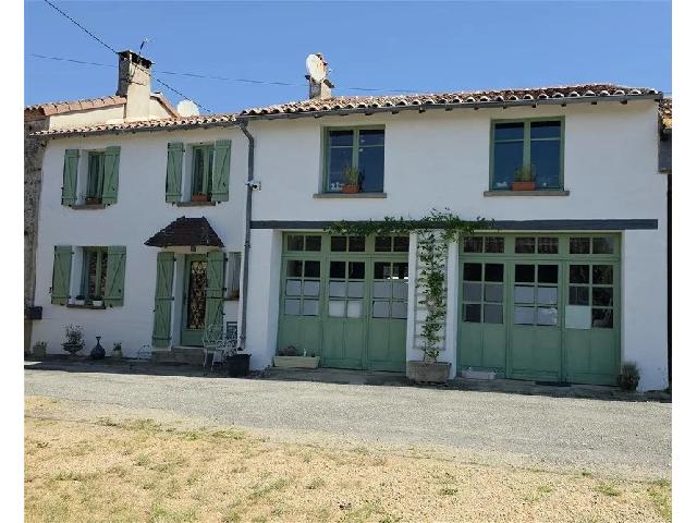 Huis te koop in&nbsp;DROUX 87190 Haute-Vienne Limousin France: Charmant landhuis met 4 slaapkamers, tuinen, cottage en schuren met verbouwingspotentieel nabij Droux, Haute-Vienne (87)<br />
<br />
Gelegen in een vredig gehucht aan het einde van een rustig doodlopend straat...