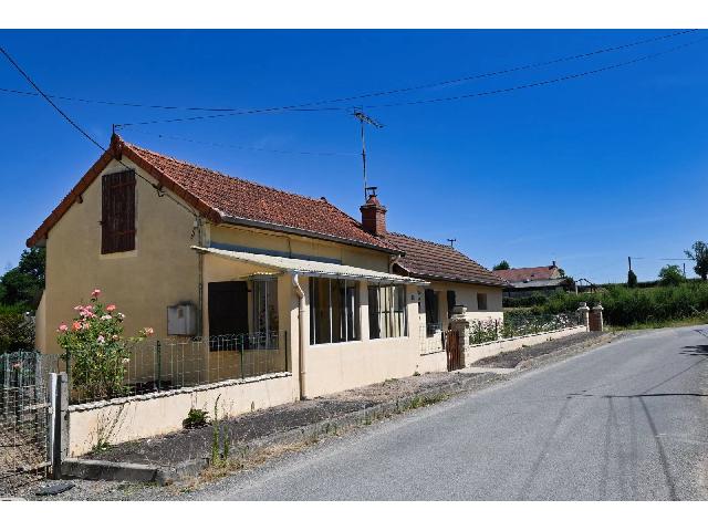 Huis te koop in&nbsp;CERCY-LA-TOUR 58340 Nièvre Bourgogne France: Bent u op zoek naar een vrijstaande woning met garage nabij Cercy-la-Tour met rust, ruimte en de mogelijkheid om alles naar eigen smaak te moderniseren? Dan is deze woning een uitstekende kans. Gelege...
