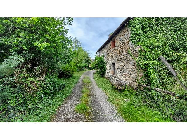 Huis te koop in&nbsp;MAINSAT 23700 Creuse Limousin France: In de Creuse, regio Limousin, in de buurt van Auzances, een woonhuis met een bijgebouw en ongeveer 2200m² grond<br />
Het huis ligt in een gehucht dat bestaat uit een aantal andere huizen waarvan het mere...