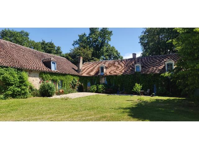 Maison &agrave; vendre &agrave;&nbsp;RUFFEC 36300 Indre Centre France: Près de Le Blanc dans le Parc Naturel du Berry, se trouve une magnifique ferme avec cave, jardin et grange, située dans le parc d'un château.<br />
Cette belle maison de 7 pièces, datant de 1788, est s...