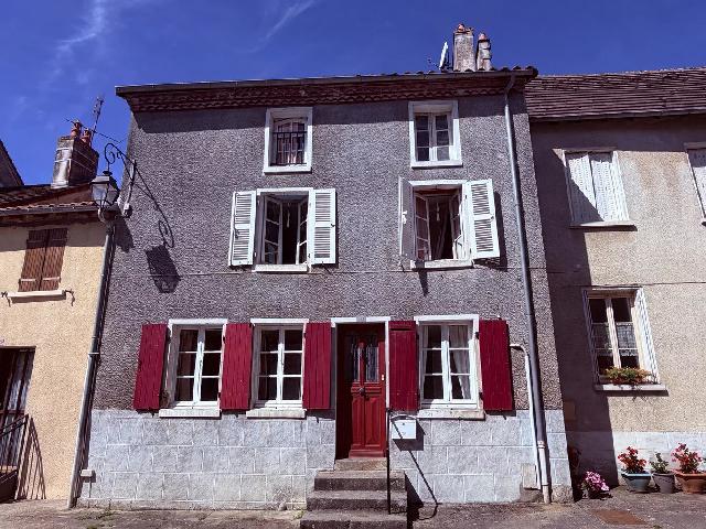 Appartement te koop in&nbsp;MAGNAC-LAVAL 87190 Haute-Vienne Limousin France: In de dorpskern van Magnac-laval staat dit authenthieke Franse. Parking voor de deur en faciliteiten op loopafstand.<br />
Deze sfeervolle woning is gelegen in het rustige en gezellige Magnac-Laval, een le...