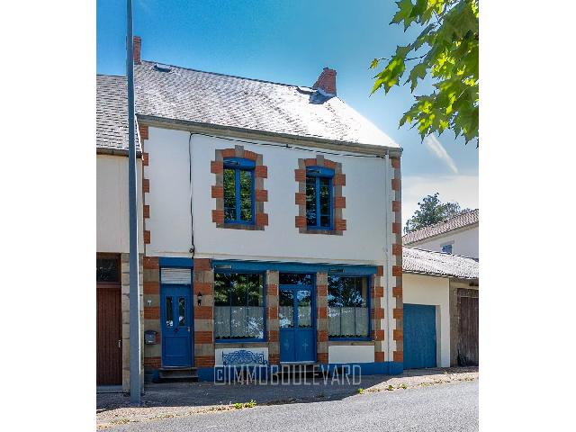 Appartement te koop in&nbsp;SAINT-MAURICE-PRÈS-PIONSAT 63330 Puy-de-Dôme Auvergne France: Verrassend ruime dorpswoning met garage, tuin en 4 slaapkamers in Saint-Maurice-près-Pionsat (Auvergne). Midden in het rustige dorp Saint-Maurice-près-Pionsat ligt deze verrassend ruime woning met e...